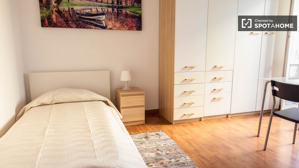 Immagine 12 di Camera condivisa in affitto  in Via del Fontanile Arenato a Roma