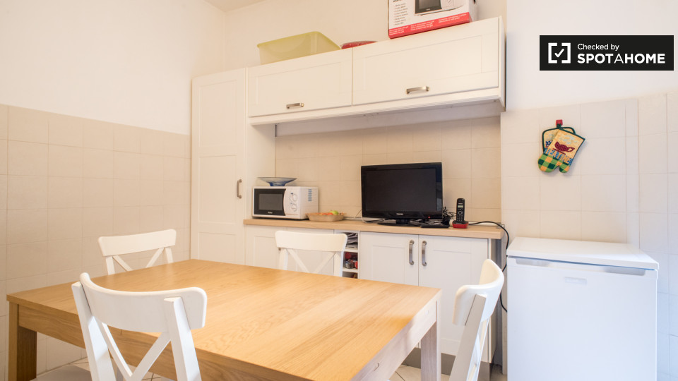 Immagine 9 di Camera condivisa in affitto  in Largo dei Colli Albani a Roma