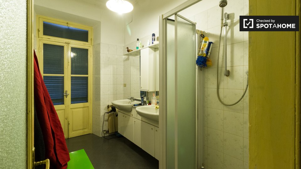 Immagine 11 di Camera condivisa in affitto  in Via Rossana a Torino