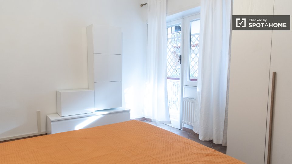 Immagine 2 di Camera condivisa in affitto  in Via Antonino Pio a Roma