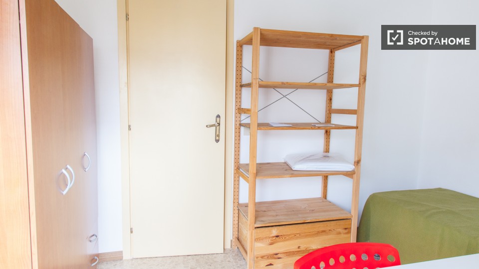 Immagine 2 di Camera condivisa in affitto  in Via Val Padana a Roma