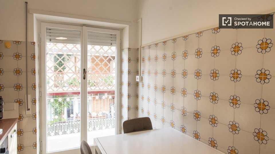 Immagine 14 di Camera condivisa in affitto  in Via Antonino Pio a Roma