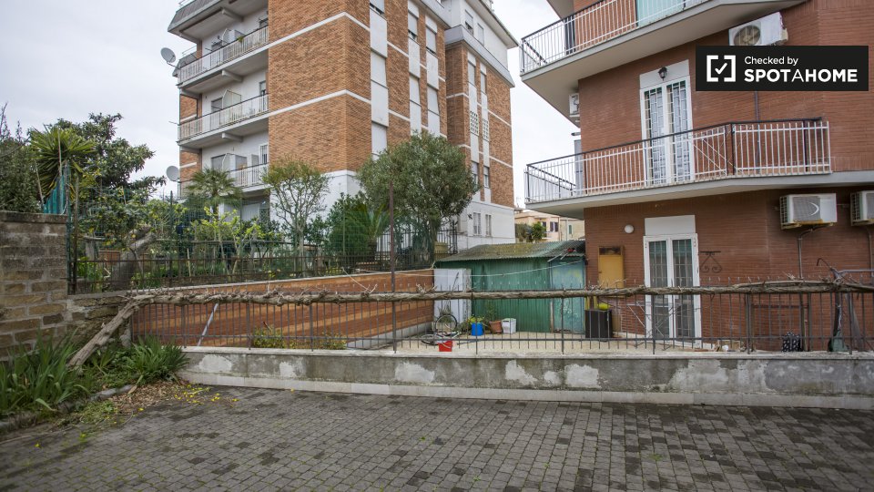 Immagine 6 di Camera condivisa in affitto  in Via Ernesto Ovidi a Roma