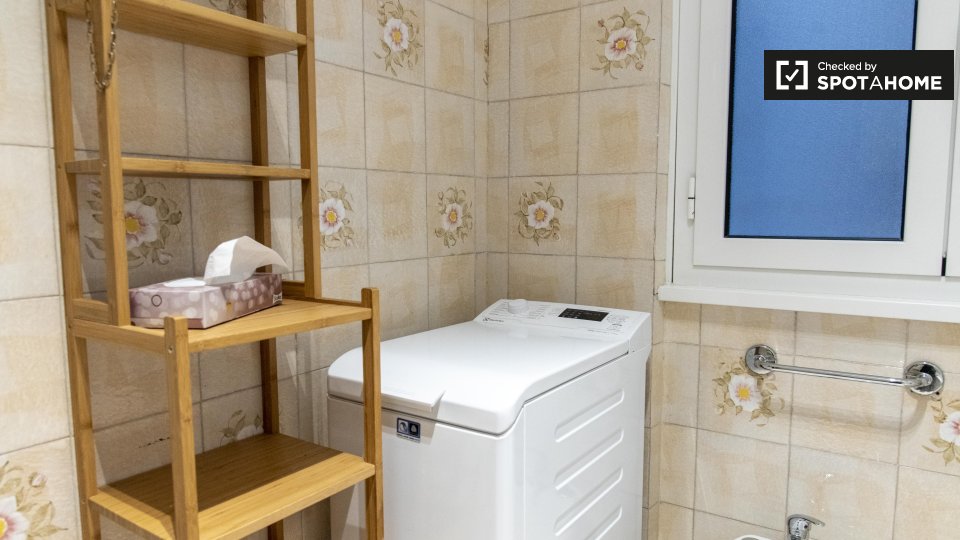 Immagine 17 di Camera condivisa in affitto  in Via Antonino Pio a Roma