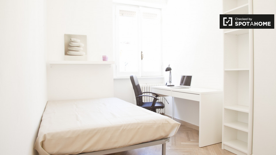 Immagine 1 di Camera condivisa in affitto  in Via Temistocle Calzecchi Onesti a Roma