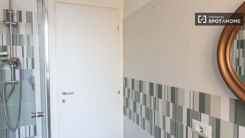 Immagine 7 di Camera condivisa in affitto  in Via Delle Azalee a Roma