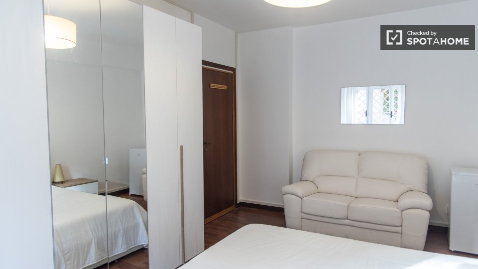 Immagine 8 di Camera condivisa in affitto  in Via Antonino Pio a Roma