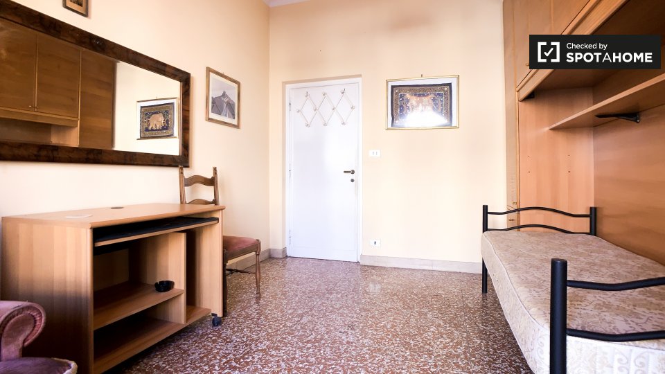 Immagine 3 di Camera condivisa in affitto  in Via Fezzan a Roma