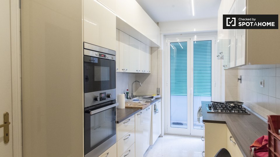 Immagine 5 di Camera condivisa in affitto  in Via Giacomo Trevis a Roma