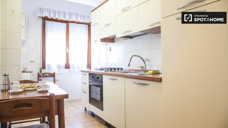 Immagine 6 di Camera condivisa in affitto  in Via Sestio Menas a Roma