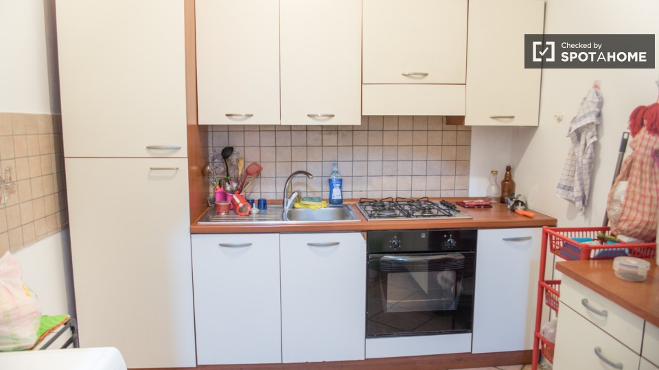 Immagine 5 di Camera condivisa in affitto  in Via Ostiense a Roma