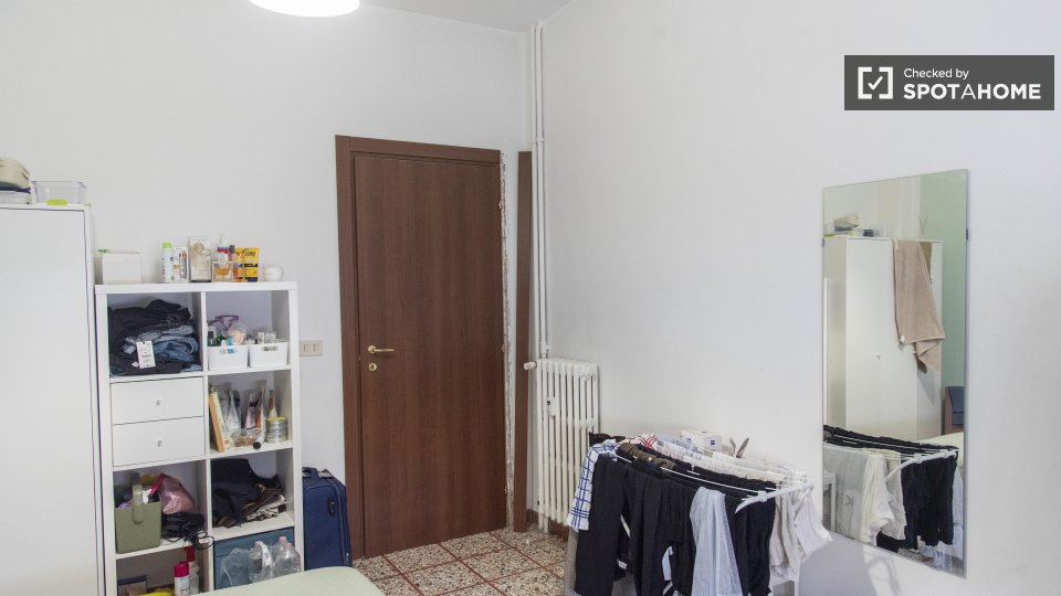 Immagine 4 di Camera condivisa in affitto  in Via Oderisi da Gubbio a Roma