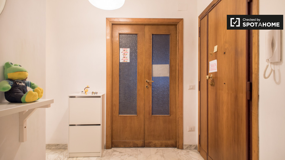 Immagine 17 di Camera condivisa in affitto  in Largo dei Colli Albani a Roma