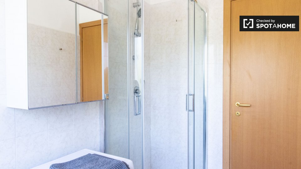 Immagine 10 di Camera condivisa in affitto  in Via Portuense a Roma