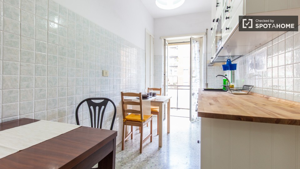 Immagine 10 di Camera condivisa in affitto  in Viale Partenope a Roma