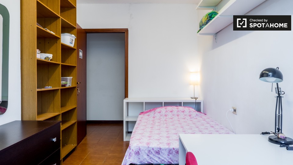 Immagine 5 di Camera condivisa in affitto  in Via dei Missaglia a Milano