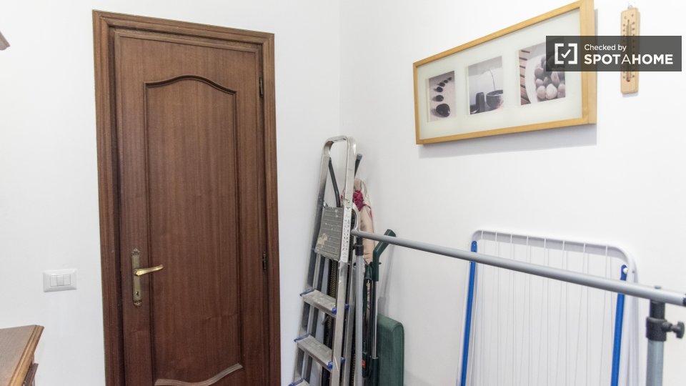 Immagine 12 di Camera condivisa in affitto  in Via Vetulonia a Roma