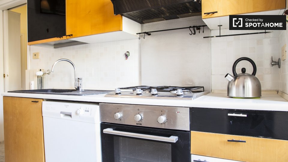 Immagine 6 di Camera condivisa in affitto  in Via Angelo Emo, 00136 Roma RM, Italy a Roma