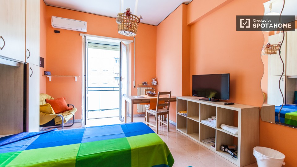 Immagine 2 di Camera condivisa in affitto  in Viale Partenope a Roma