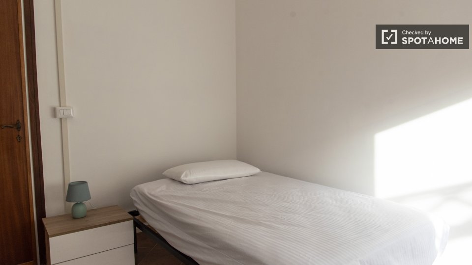 Immagine 12 di Camera condivisa in affitto  in Via Antonino Pio a Roma