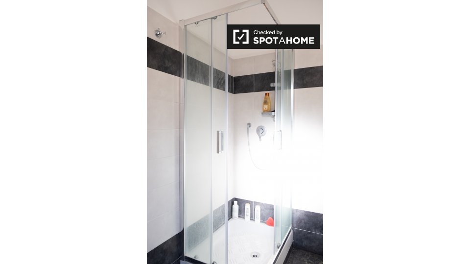 Immagine 15 di Camera condivisa in affitto  in Viale dei Salesiani a Roma