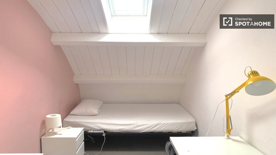 Immagine 3 di Camera condivisa in affitto  in Via di Carcaricola a Roma