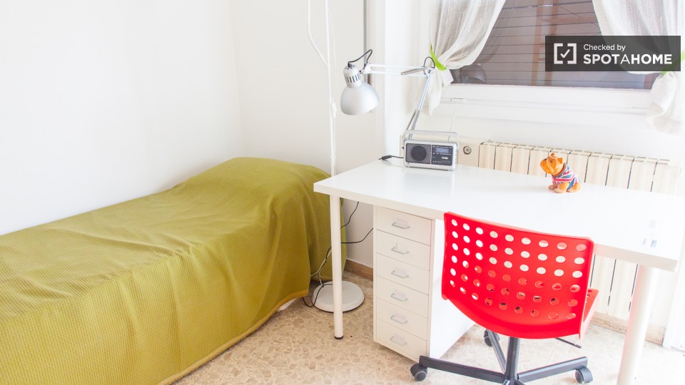 Immagine 1 di Camera condivisa in affitto  in Via Val Padana a Roma