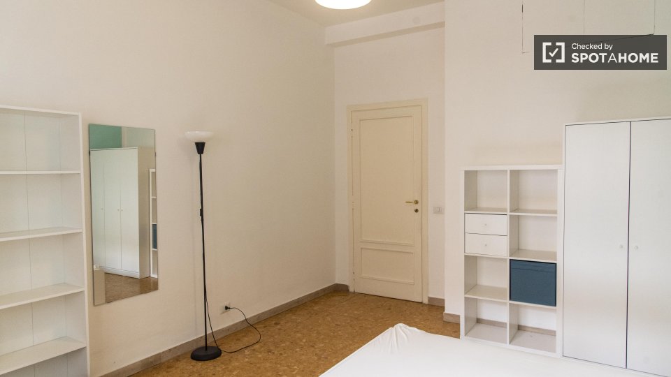 Immagine 3 di Camera condivisa in affitto  in Via Capo Miseno a Roma