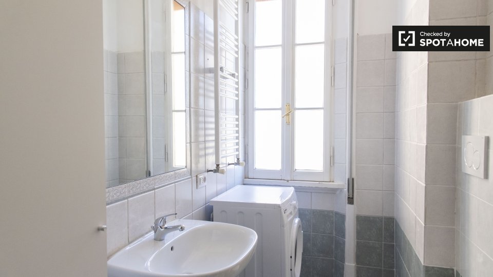 Immagine 7 di Camera condivisa in affitto  in Via Costantino Corvisieri a Roma