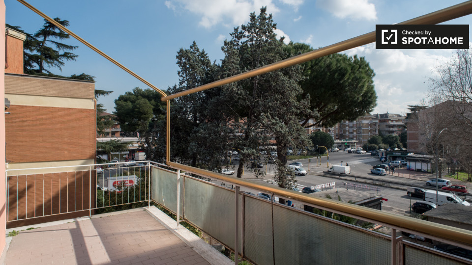 Immagine 19 di Camera condivisa in affitto  in Viale Jonio a Roma