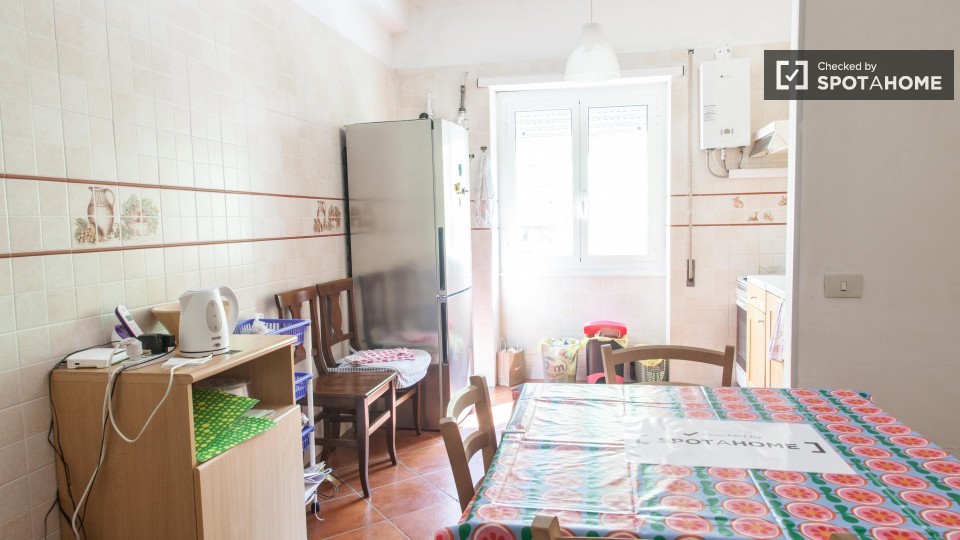 Immagine 7 di Camera condivisa in affitto  in Via Calpurnio Fiamma a Roma