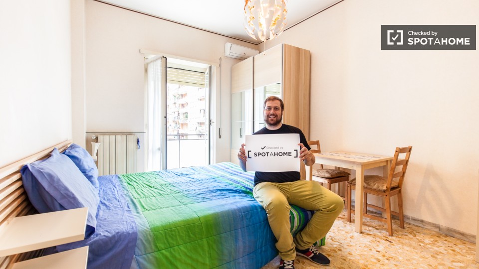 Immagine 9 di Camera condivisa in affitto  in Viale Partenope a Roma