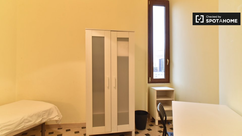 Immagine 5 di Camera condivisa in affitto  in Piazza Vittorio Emanuele II, 00185 Roma RM, Italy a Roma
