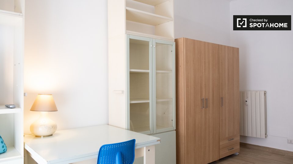 Immagine 4 di Camera condivisa in affitto  in Via dei Campani, 00185 Roma RM, Italy a Roma