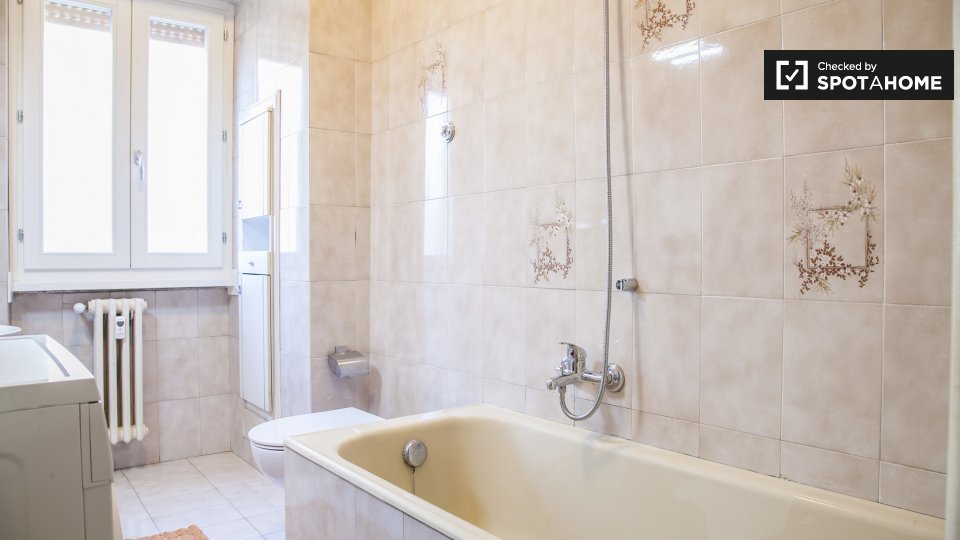 Immagine 12 di Camera condivisa in affitto  in Via Marcantonio Bragadin a Roma