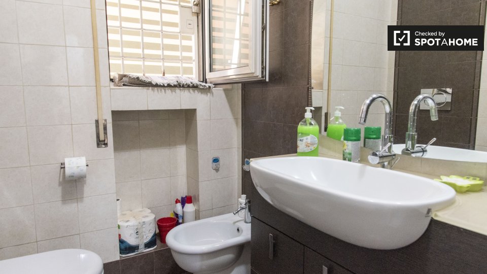 Immagine 4 di Camera condivisa in affitto  in Via di Torrevecchia a Roma