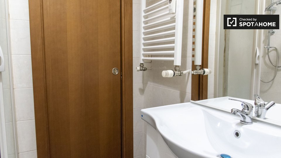 Immagine 12 di Camera condivisa in affitto  in Via Oderisi da Gubbio a Roma