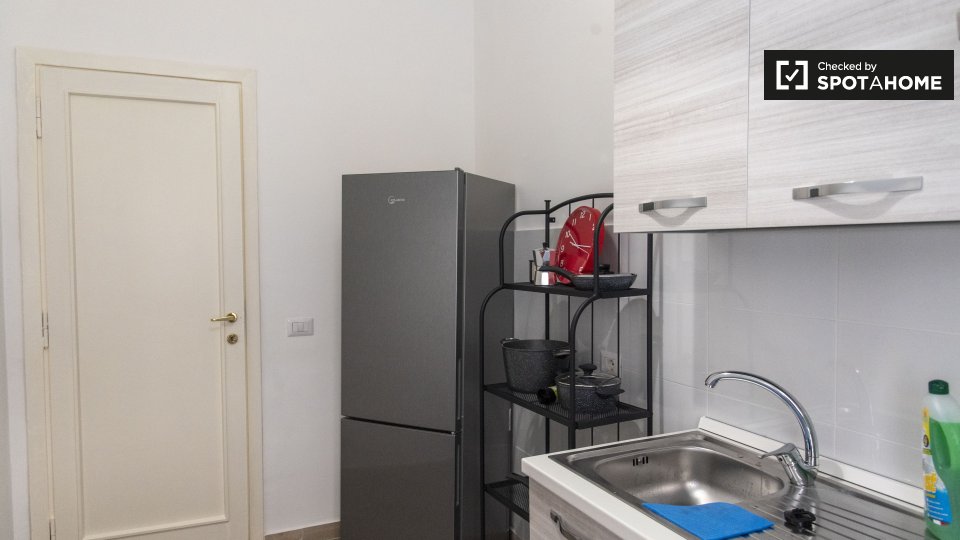 Immagine 15 di Camera condivisa in affitto  in Via Capo Miseno a Roma