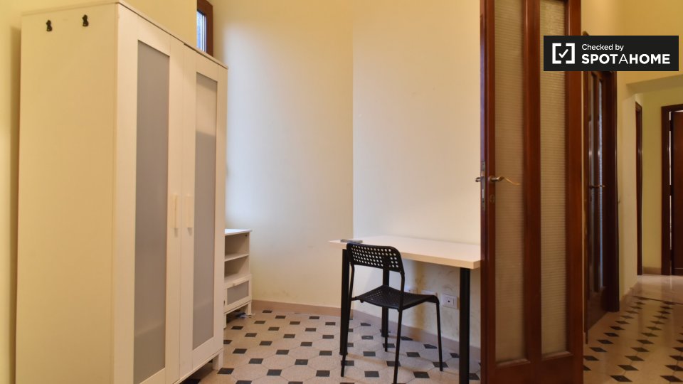 Immagine 7 di Camera condivisa in affitto  in Piazza Vittorio Emanuele II, 00185 Roma RM, Italy a Roma