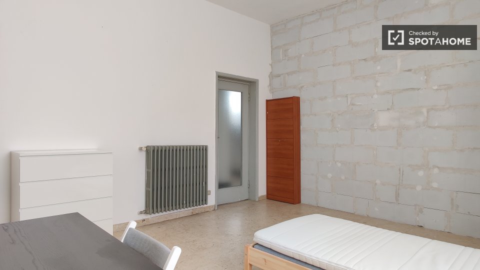 Immagine 3 di Camera condivisa in affitto  in Via Eugenio Villoresi a Inveruno