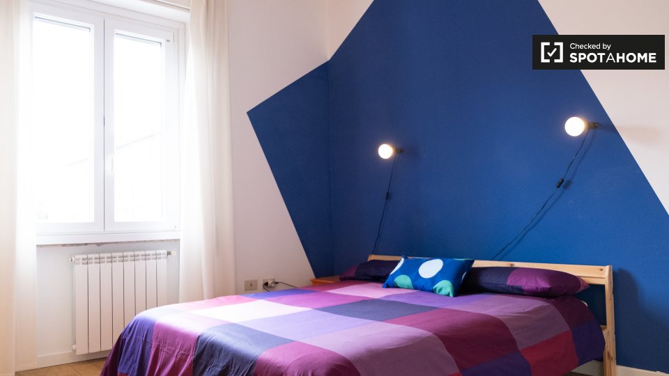 Immagine 2 di Camera condivisa in affitto  in Via dei Glicini a Roma