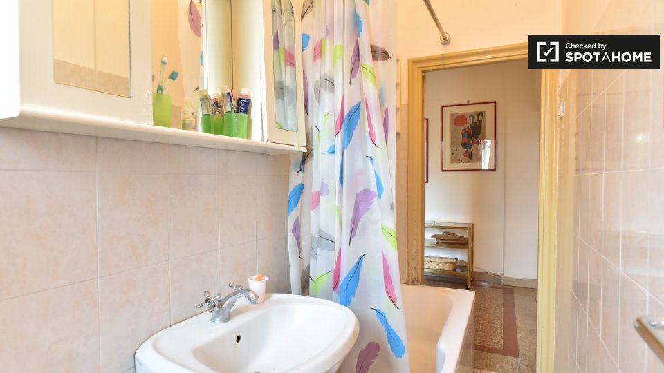 Immagine 13 di Camera condivisa in affitto  in Via Dacia a Roma