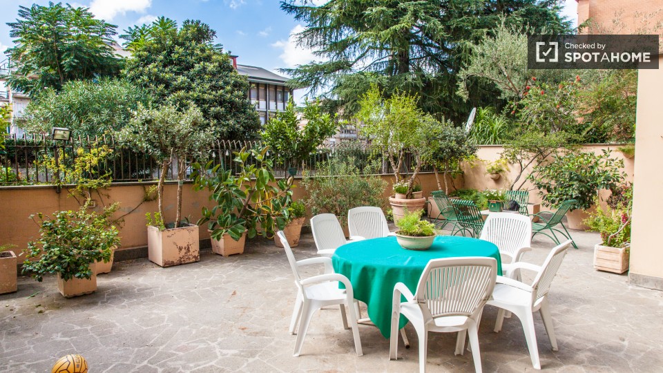 Immagine 12 di Camera condivisa in affitto  in Via Coviello a Roma