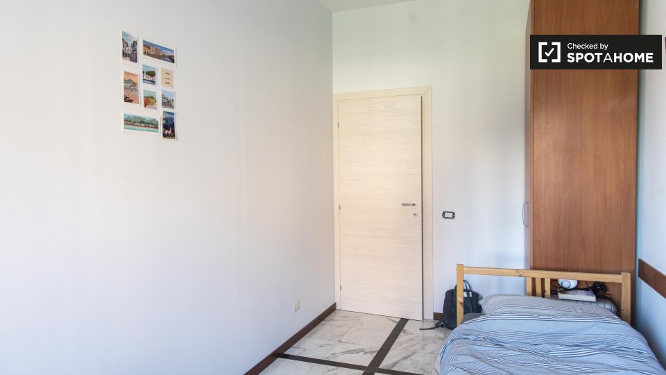 Immagine 3 di Camera condivisa in affitto  in Via Siria a Roma