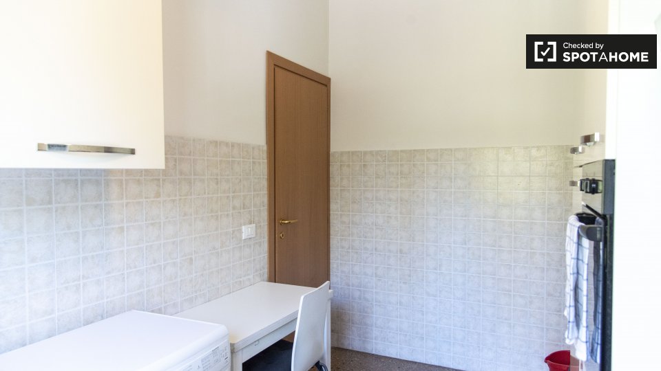 Immagine 9 di Camera condivisa in affitto  in Via Portuense a Roma