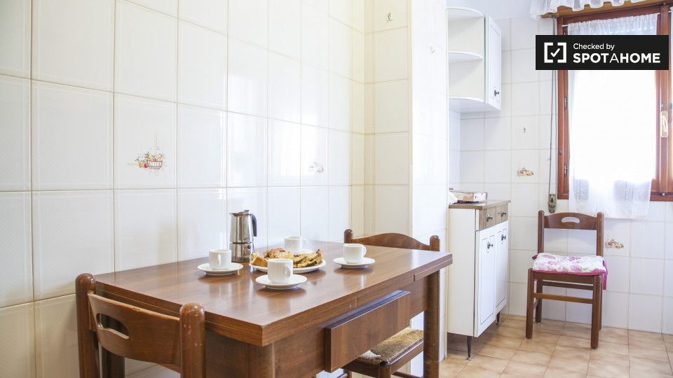 Immagine 8 di Camera condivisa in affitto  in Via Sestio Menas a Roma