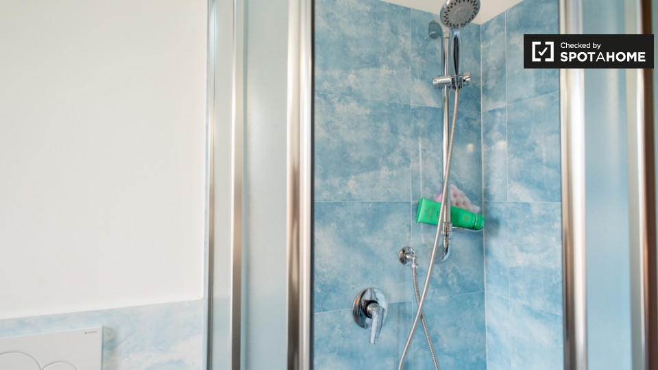 Immagine 8 di Camera condivisa in affitto  in Via Monza a Roma