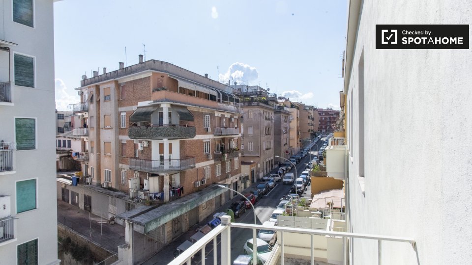 Immagine 5 di Camera condivisa in affitto  in Via Portuense a Roma