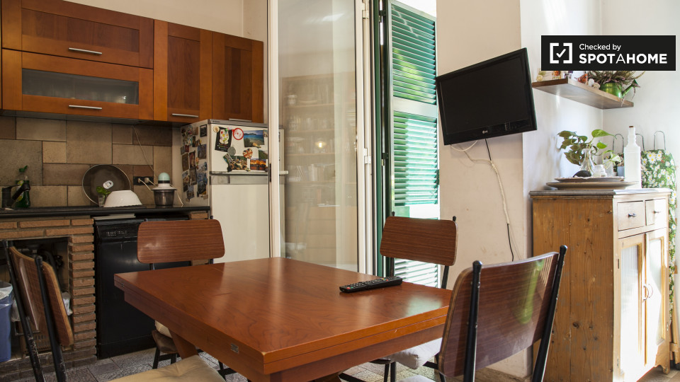 Immagine 8 di Camera condivisa in affitto  in Via dei Crispolti a Roma