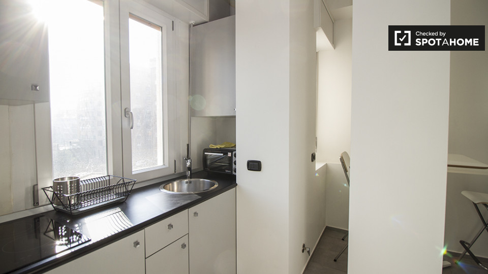 Immagine 12 di Ufficio in affitto  in Via Lorenteggio a Milano